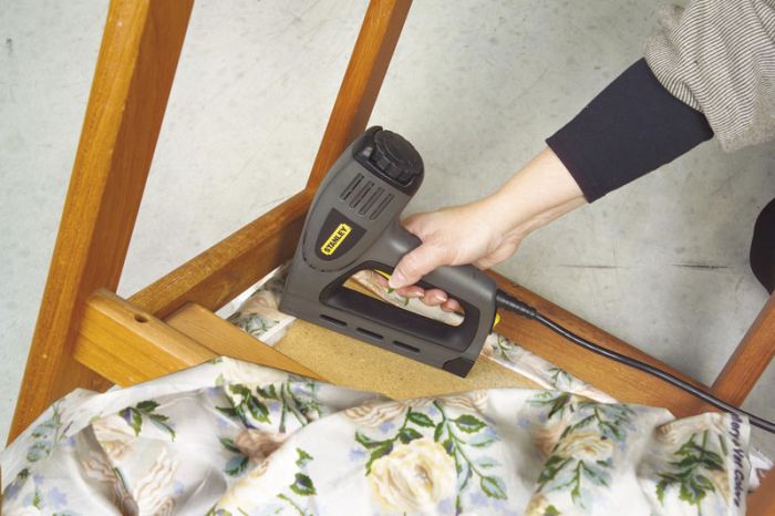 Степлер електричний Stanley, 800Вт, 6-14мм тип скоб G та 12-15мм тип скоб J, шнур 2.4м