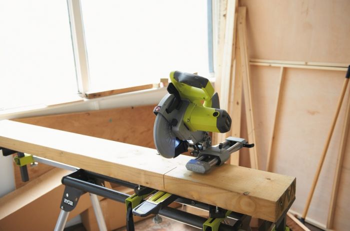 Ryobi Пила торцювальна Ryobi EMS216L з протяжкою, 1500Вт, 216мм, лазер, 13кг