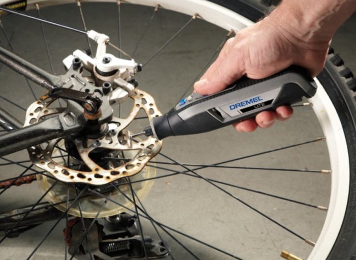 Шліфувально-гравірувальна машина Dremel 7760-15, акумуляторна, 3,6В, 2Ah, ЗП USB, 8000-25000об/хв, 15 насадок, 19,5см, 0.27кг