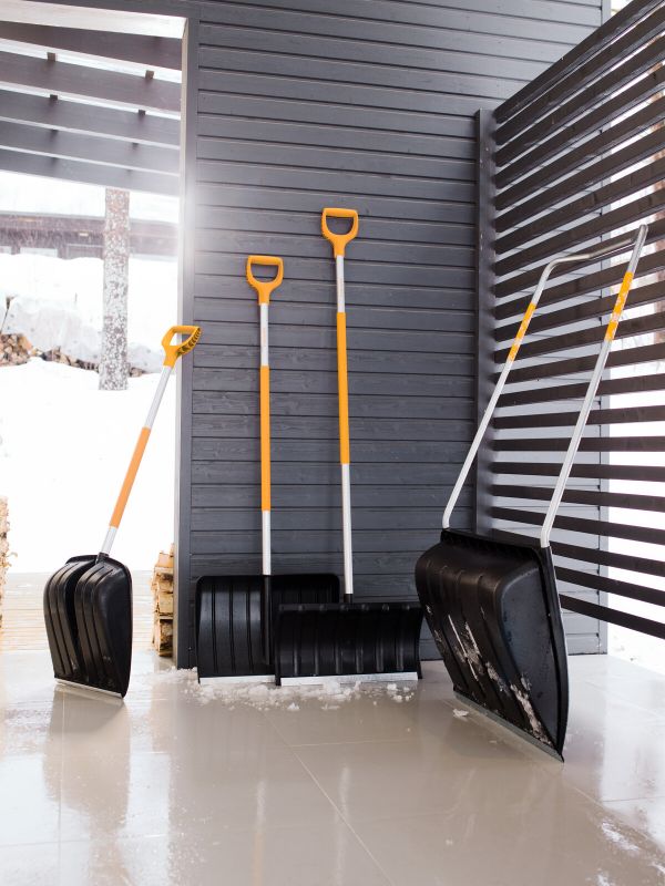 Fiskars Лопата для снігу SnowXpert 131см, 1400г