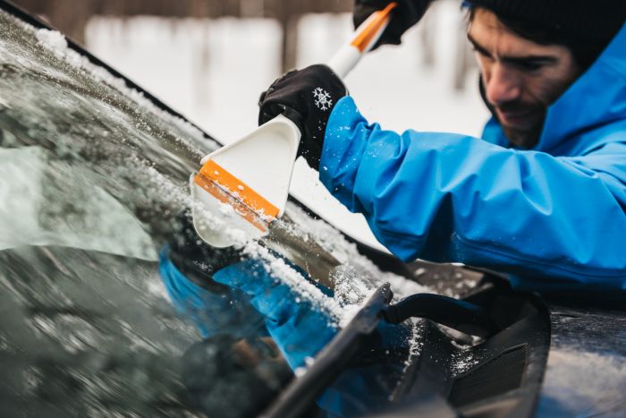 Fiskars Щітка зі скребком  SnowXpert, 67 см, 221г