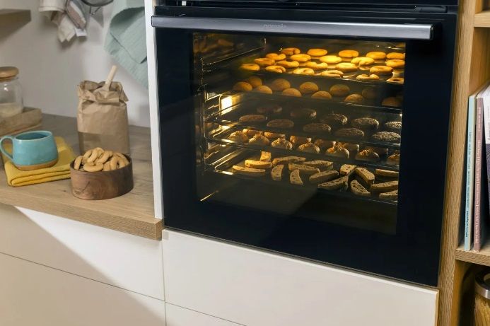 Духова шафа Gorenje електрична, 77л, A+, дисплей, IconLed, максим. t- 300, піроліз, пар, чорний