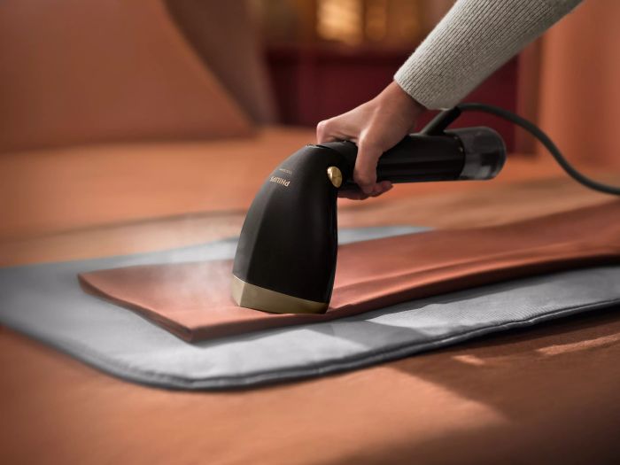 Відпарювач PHILIPS компактний, 1500Вт, 100 и 200мл, постійна пара - 28гр, керам. підошва, чорний