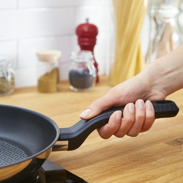 Сковорода Tefal Comfort Max, 26см, покриття Titanium, індукція, Thermo-Spot, нерж. cталь