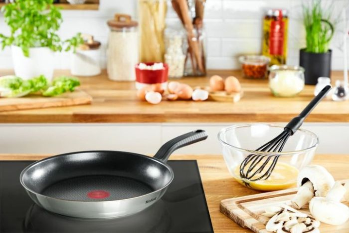 Сковорода Tefal Comfort Max, 26см, покриття Titanium, індукція, Thermo-Spot, нерж. cталь