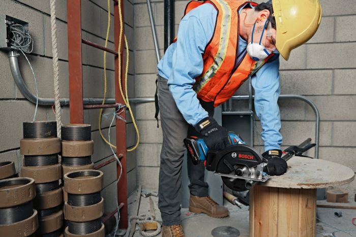 Пила дискова Bosch Professional GKM 18V-50 акумуляторна, 18 В, 136мм, 4250об·хв, 2.2кг, без АКБ та ЗП