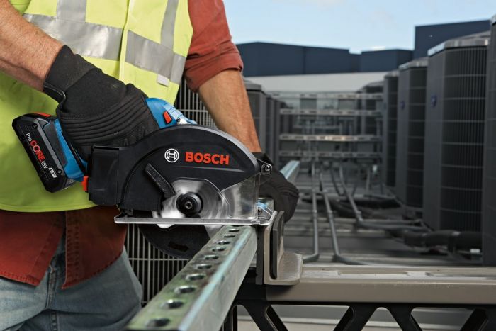 Пила дискова Bosch Professional GKM 18V-50 акумуляторна, 18 В, 136мм, 4250об·хв, 2.2кг, без АКБ та ЗП