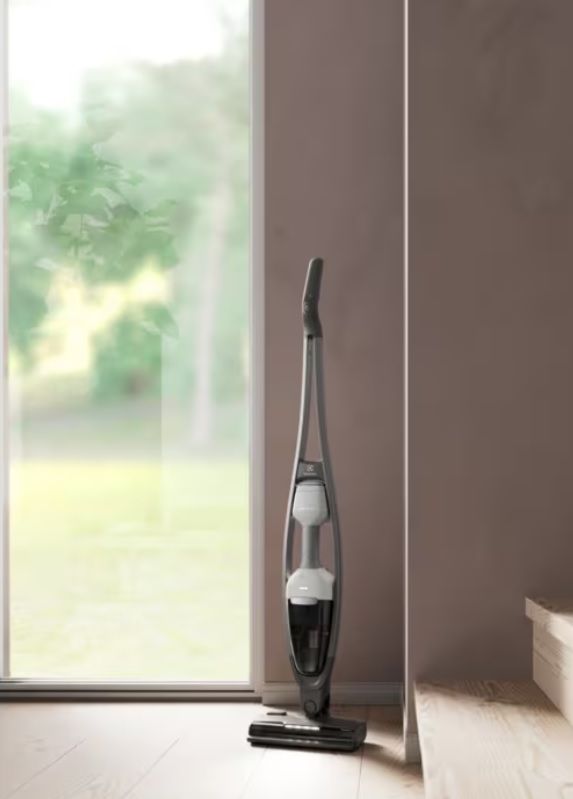 Пилосос Electrolux безпровідний, конт пил -0,3л, автон. робота до 55хв, вага-2.7кг, НЕРА, 2 в 1, турбо-щітка, BRC, 5 насадок, білий