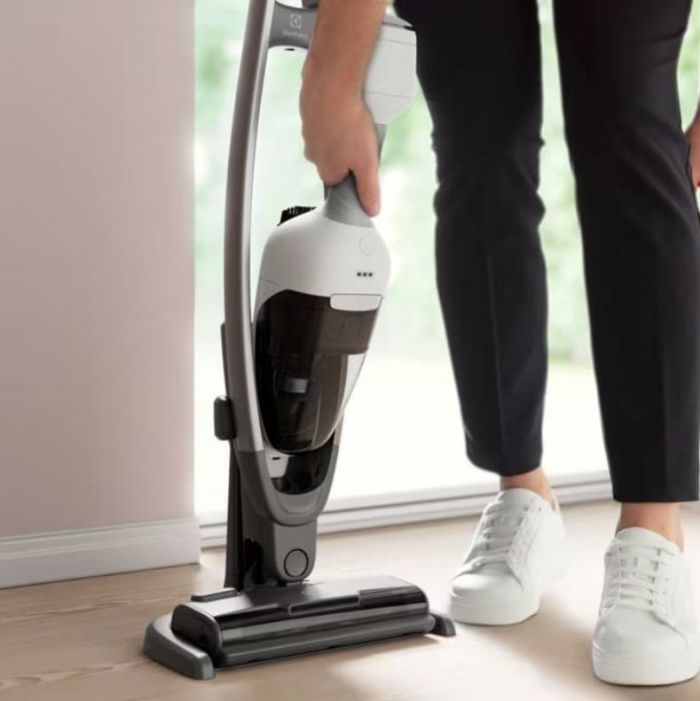 Пилосос Electrolux безпровідний, конт пил -0,3л, автон. робота до 55хв, вага-2.7кг, НЕРА, 2 в 1, турбо-щітка, BRC, 5 насадок, білий