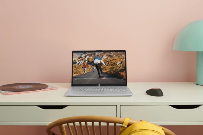 Ноутбук HP 17-cn2009ua 17.3" FHD IPS AG, Intel i7-1255U, 16GB, 1TB+F512GB, NVD550-2, DOS, сріблястий