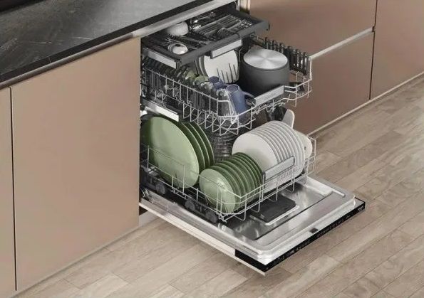 Посудомийна машина Hotpoint вбудовувана, 15компл., A+++, 60см, дисплей, 3й кошик, білий