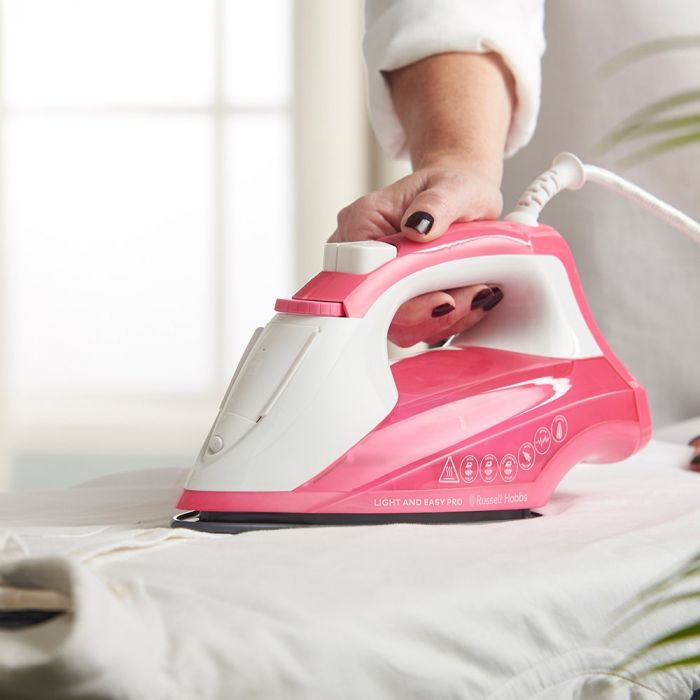 Праска Russell Hobbs Light & Easy Pro, 2600Вт, 240мл, паровий удар -130гр, постійна пара - 40гр, керам. підошва, біло-рожевий