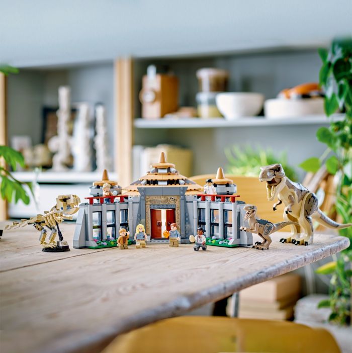 Конструктор LEGO Jurassic Park Центр відвідувачів: Атака тиранозавра й раптора