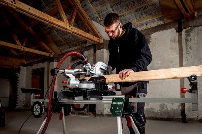 Пила торцювальна Metabo KGS 216 M з протяжкою, 1200Вт, диск 215мм, пропил 70/40мм, 13/4кг