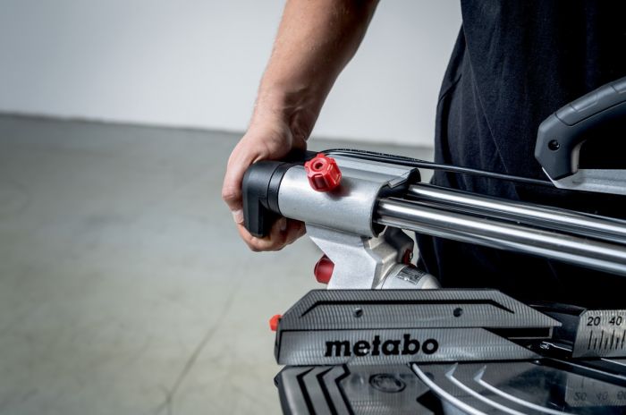 Пила торцювальна Metabo KGS 305 M з протяжкою, 1600Вт, диск 305мм, пропил 110/67мм, 18.6кг