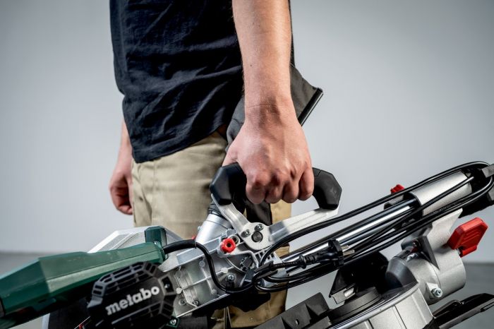 Пила торцювальна Metabo KGS 305 M з протяжкою, 1600Вт, диск 305мм, пропил 110/67мм, 18.6кг