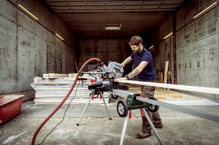 Пила торцювальна Metabo KGS 305 M з протяжкою, 1600Вт, диск 305мм, пропил 110/67мм, 18.6кг