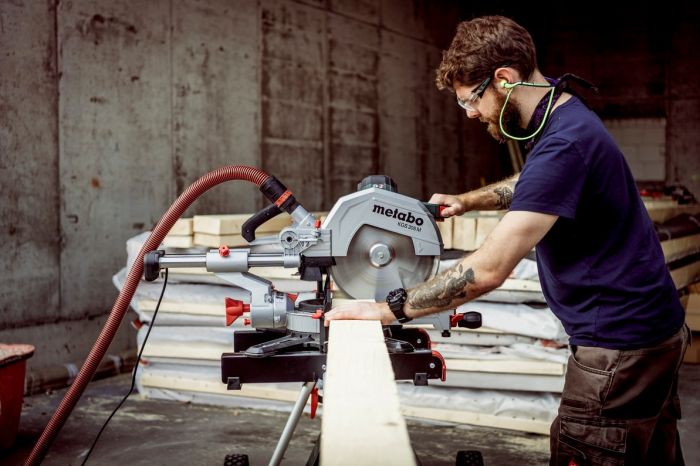 Пила торцювальна Metabo KGS 305 M з протяжкою, 1600Вт, диск 305мм, пропил 110/67мм, 18.6кг