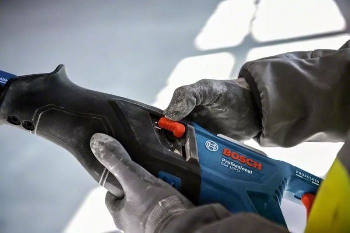 Пила шабельна акумуляторна Bosch GSA 185-LI, 18 В, пропил 230мм, хід 28мм, 3.2кг без АКБ та ЗП