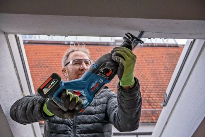 Пила шабельна акумуляторна Bosch GSA 185-LI, 18 В, пропил 230мм, хід 28мм, 3.2кг без АКБ та ЗП