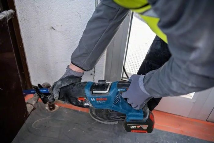 Пила шабельна акумуляторна Bosch GSA 185-LI, 18 В, пропил 230мм, хід 28мм, 3.2кг без АКБ та ЗП