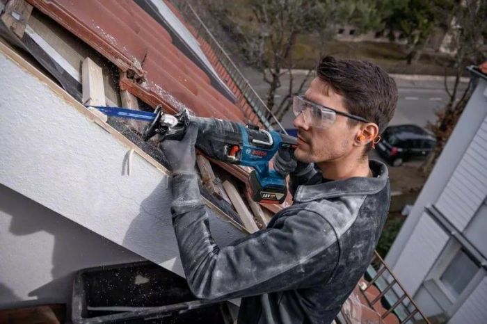 Пила шабельна акумуляторна Bosch GSA 185-LI, 18 В, пропил 230мм, хід 28мм, 3.2кг без АКБ та ЗП