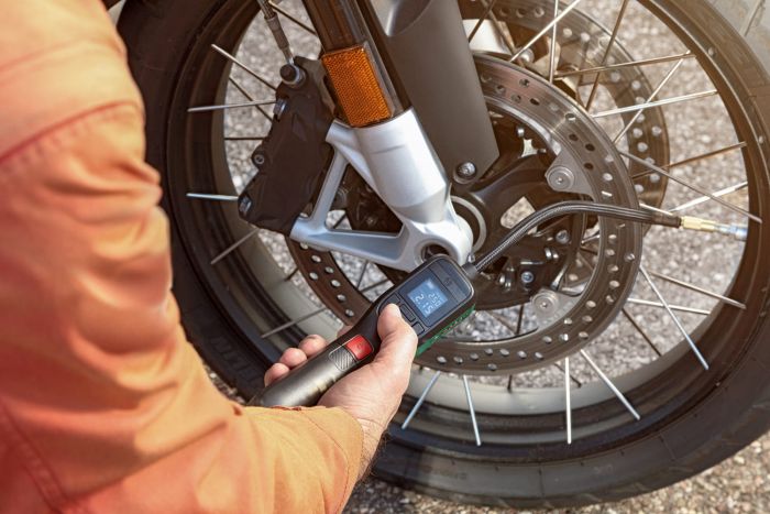 Насос акумуляторний Bosch EasyPump, 3.6 В, 3 Ач, 10.3 бар, 10 л/хв, 0.4кг (компресор автомобільний)