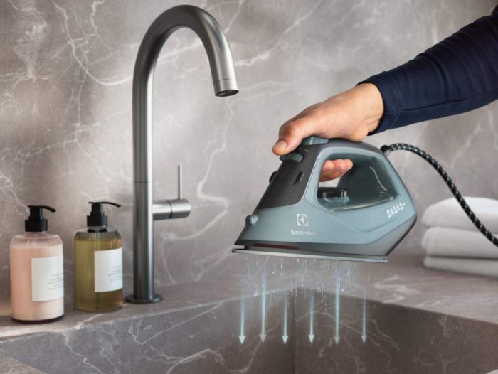 Праска Electrolux, 2400Вт, 250мл, паровий удар 110гр, керам. підошва, зелено-черний