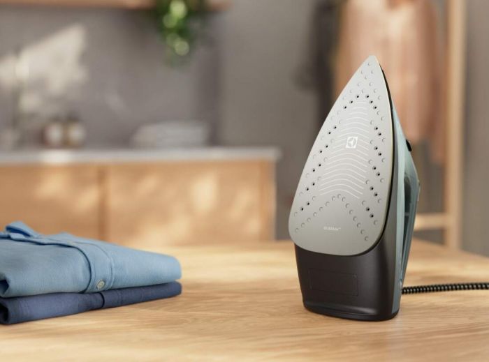 Праска Electrolux, 2400Вт, 250мл, паровий удар 110гр, керам. підошва, зелено-черний