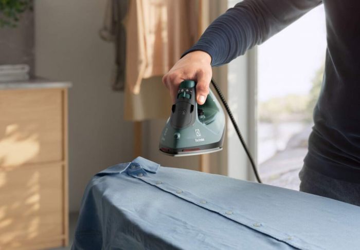 Праска Electrolux, 2400Вт, 250мл, паровий удар 110гр, керам. підошва, зелено-черний