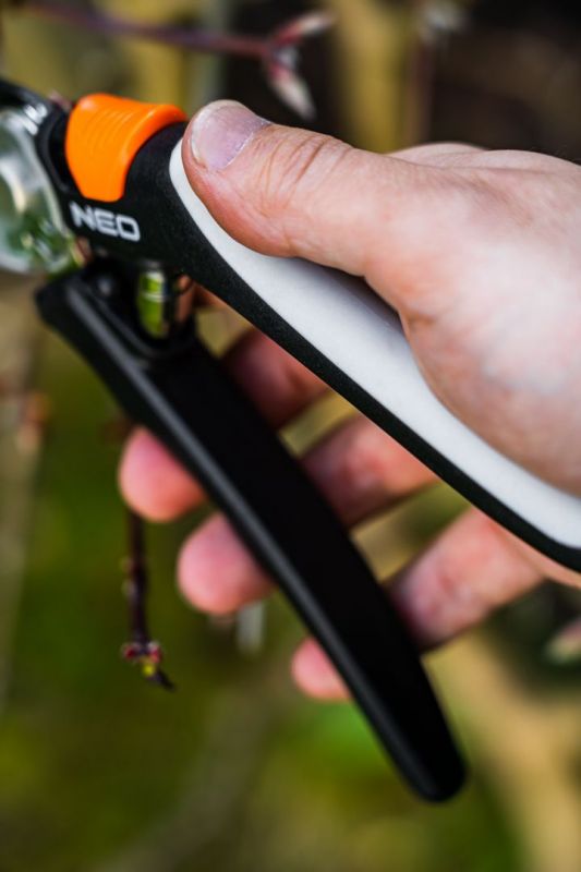 Секатор площинний Neo Tools, d різу 18мм, 200мм, 206г