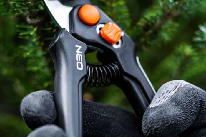 Секатор площинний Neo Tools, d різу 15мм, 185мм, 164г