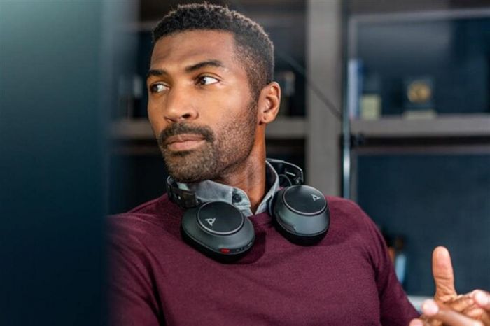 Гарнітура комп'ютерна стерео On-ear Poly Voyager Surround 85-M з підставкою для заряджання, BT 5.3, USB-A, USB-C, 3.5 мм, 10 x Omni-mic, ANC, SoundGuard Digital, Smart sensor, сертифікати Microsoft Teams, Microsoft Teams Open Office, Zoom, fast charge, чорний