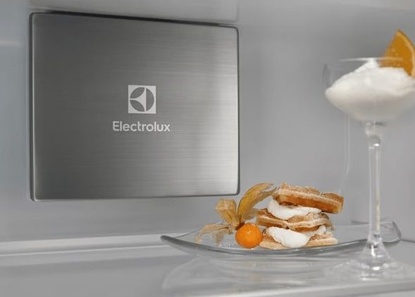 Холодильник Electrolux вбудований з нижн. мороз., 188x70х55, холод.відд.-286л, мороз.відд.-65л, 2дв., А++, Combi, інв., диспл внутр., зона св-ті, білий