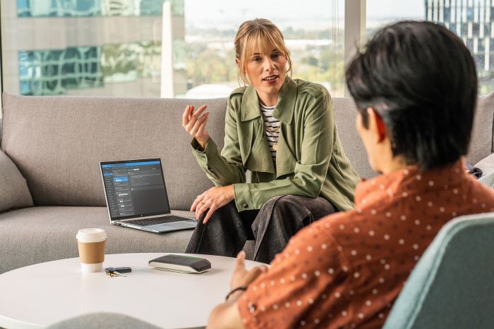 Спікерфон Poly Sync 20+ з адаптером BT700, сертифікат Microsoft Teams, 3 x Bi-Mic, радіус 2 м, USB-C, Bluetooth, сірий