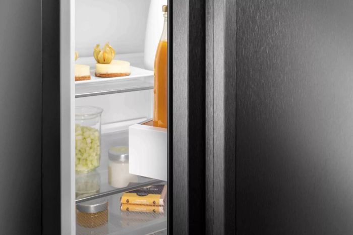 Холодильник Liebherr з нижн. мороз., 201.5x59.7х67.5, холод.відд.-266л, мороз.відд.-94л, 2дв., А+++, NF, диспл внутр., чорний