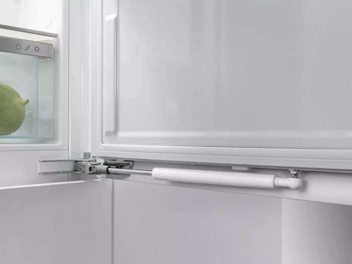 Холодильник Liebherr вбудований з нижн. мороз., 177x54.1х54.5, холод.відд.-182л, мороз.відд.-67л, 2дв., A++, NF, льодогенератор, диспл внутр., білий