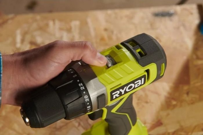 Шурупокрут-дриль акумуляторний Ryobi ONE+ RDD18-2C415S 18В 1х4А·год 1х1.5А·год ЗП 52Нм 450·1750об/хв 1.3кг сумка