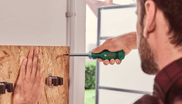 Викрутка Bosch з тріскачкою, 12 насадок, руків'я PC+ABS+TPR , 207мм, сталь CrV