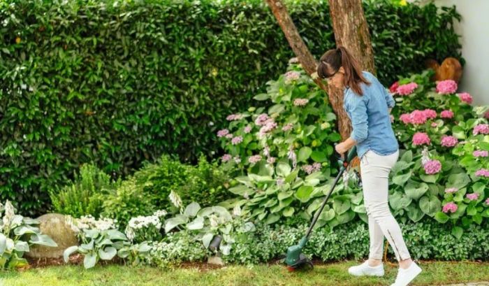 Тример садовий акумуляторний Bosch UniversalGrassCut 18V-26 26см 2.3кг (без АКБ та ЗП)