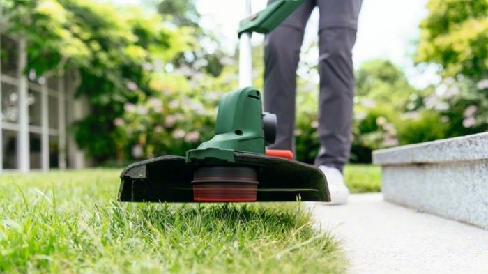Тример садовий акумуляторний Bosch UniversalGrassCut 18V-260 1х2.5А·год 26см 2.3кг