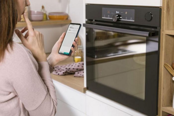 Духова шафа Gorenje електрична, 77л, A+, TouchFree, пара, дисплей, Wi-Fi керування, піроліз, готув. на різн рівнях, нерж