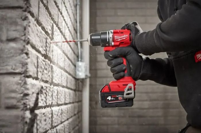 Шурупокрут-дриль акумуляторний Milwaukee M18 BLDDRC-402C 18В 2х4А·год 60Нм 550·1700об·хв ЗП M12-18C кейс 1.5кг
