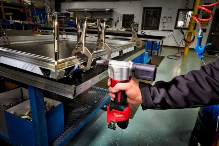 Заклепочник акумуляторний Milwaukee M12 BPRT-201X 12В АКБ 1x2А·год ЗП C12C 2.4мм 3.2мм 4.0мм 4.8мм 2.1кг кейс