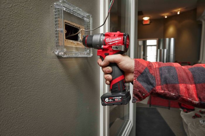 Набір із двох акумуляторних інструментів Milwaukee M12 FPP2A2-402X шурупокрут-дриль M12 FPD2-0 гвинтоверт M12 FID2-0 акб М12 2х4А·год ЗП C12C кейс