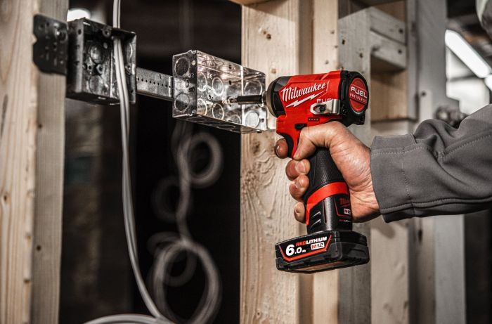 Набір із двох акумуляторних інструментів Milwaukee M12 FPP2A2-402X шурупокрут-дриль M12 FPD2-0 гвинтоверт M12 FID2-0 акб М12 2х4А·год ЗП C12C кейс