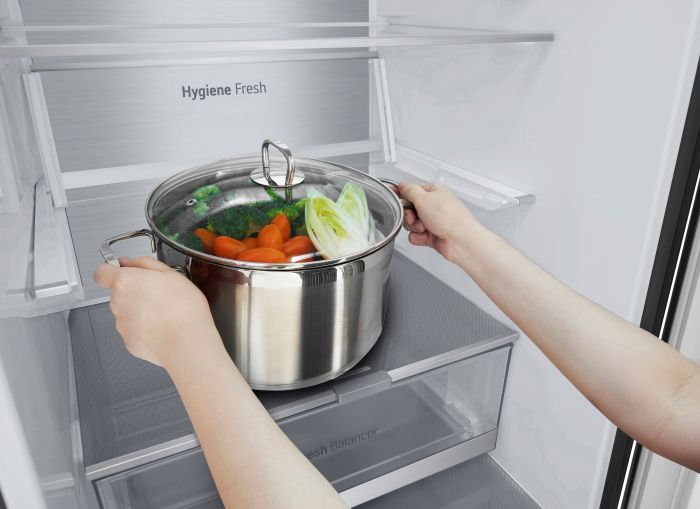 Холодильник LG з нижн. мороз., 203x60х68, холод.відд.-277л, мороз.відд.-110л, 2дв., А++, NF, інв., диспл зовн., Metal Fresh, чорний