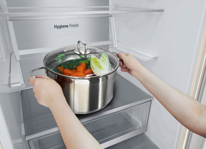 Холодильник LG з нижн. мороз., 203x60х68, холод.відд.-277л, мороз.відд.-110л, 2дв., А++, NF, інв., диспл зовн., Metal Fresh, бежевий