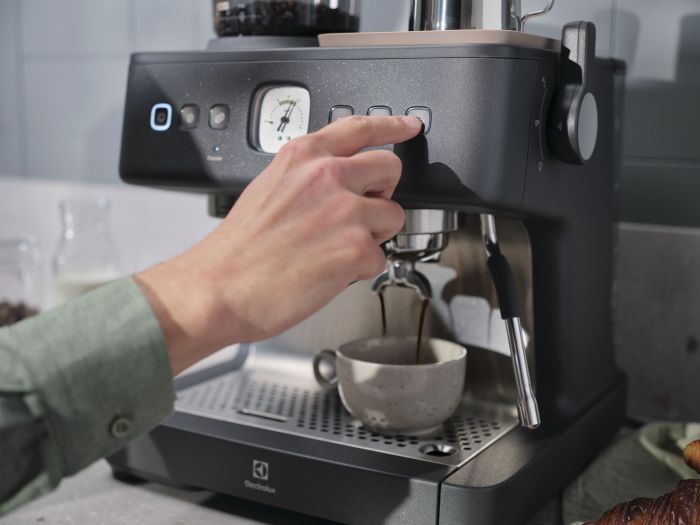 Кавоварка Electrolux ріжкова, 3л, зерно+мелена, ручний капуч, кавомолка, підігрів чашок, подача гар. води, чорний