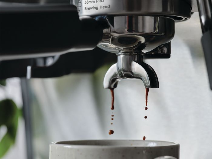 Кавоварка Electrolux ріжкова, 3л, зерно+мелена, ручний капуч, кавомолка, підігрів чашок, подача гар. води, чорний